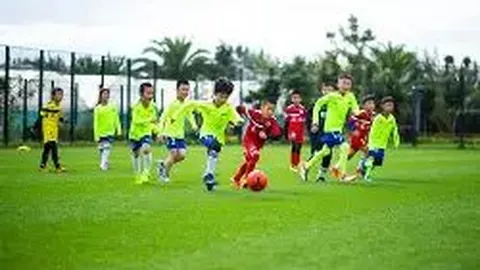 周董昆凌携手观战篮球赛，亲密互动剪刀手传情